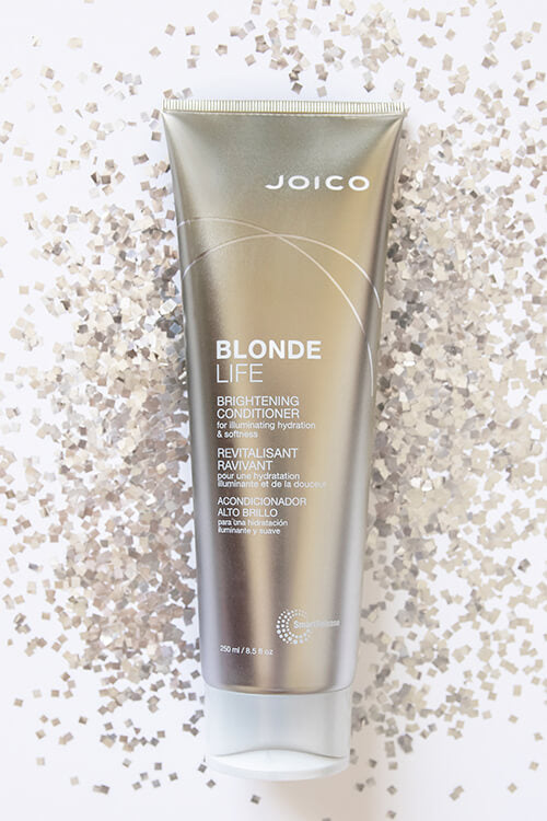 Forget those dense, overly heavy, moisturizing treatments designed for "bleach blondes". Joico has teamed the lightness of a lotion and the power of a serum in their deeply nourishing conditioner that instantly revives blonde hair without weighing things down. Each highlighted strand is polished to a high gleam, giving you the kind of champagne shine and detangling power that makes you feel bubbly all over.